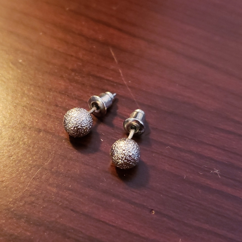 Earrings textured